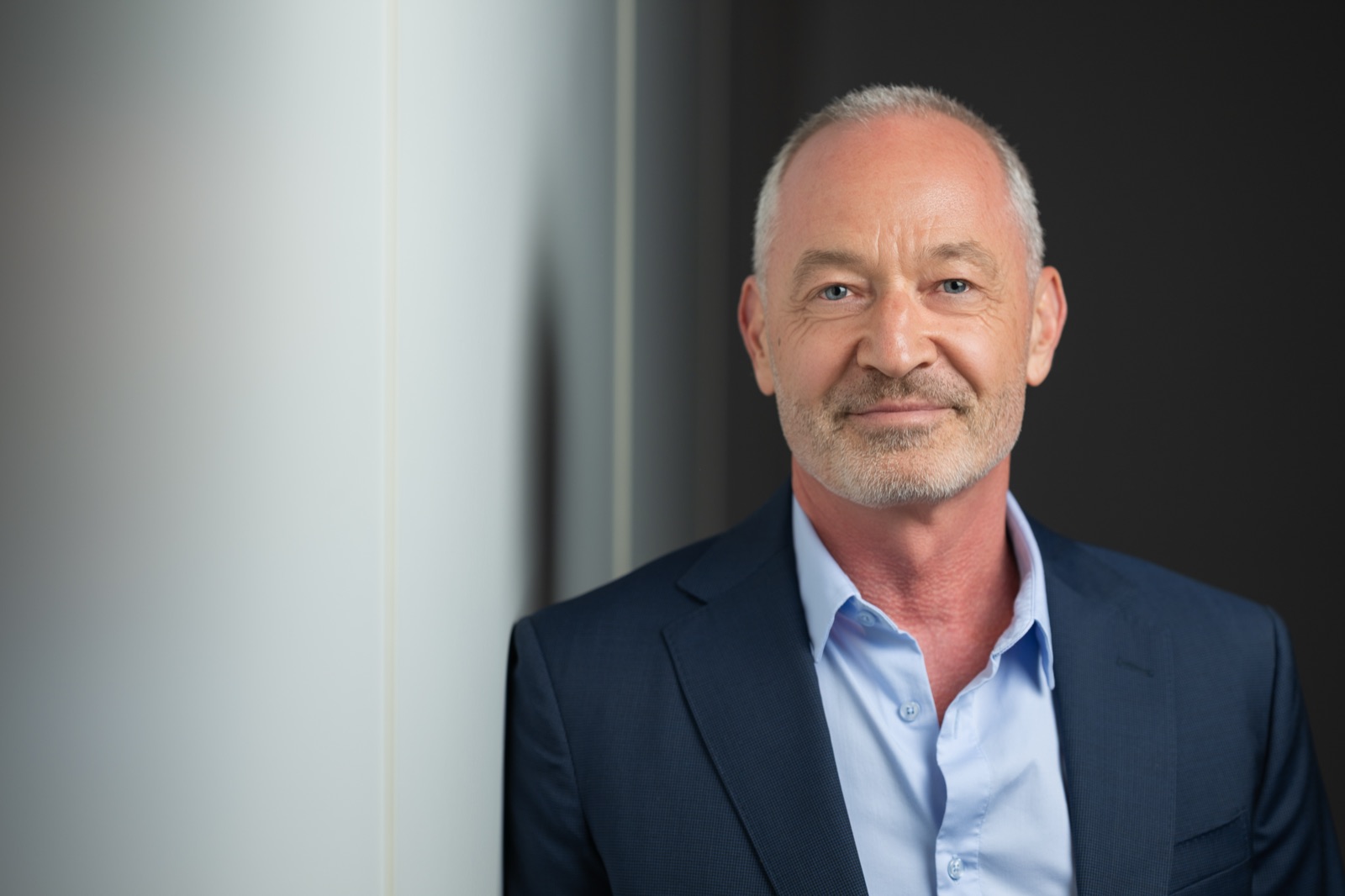 Dirk Hollstein, an eine Wand gelehnt